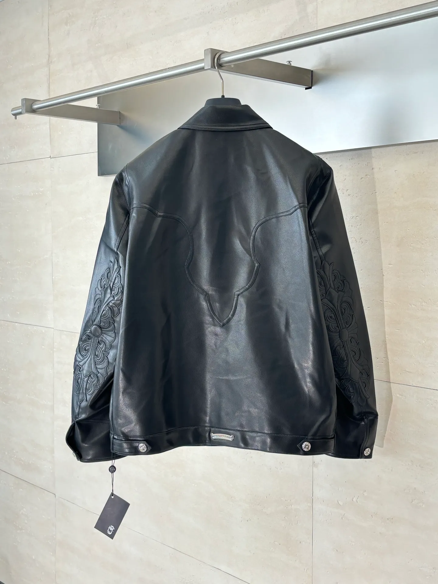 P850 Chrome Heart*/Chrome Heart 24SS CH double-sleeved flame vine embroidered leather jacket Originally purchased for 84,300, the fabric is custom-woven using black pebbled composite two-layer sheepskin material, custom-made silk jacquard logo lining, embroidery is processed using TAJIMA machine, appliqué embroidery technology, back imported template machine shape, customized genuine leather trademark, customized genuine leather size, customized 5.8cm metal logo mark, customized 18mm four-button buckle, customized 18mm two-button button, a full set of three-label accessories, exclusively produced.  Size：S/M/L